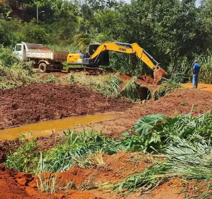 Secretaria Municipal de Obras e Serviços abre acesso no Recanto dos Sonhos para encurtar distâncias 1 A Secretaria Municipal de Obras e Serviços Urbanos (SMOSU) está atuando no Recanto dos Sonhos