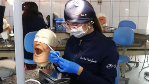 Pós-graduação em Prótese Dentária recebe treinamento em isolamento absoluto 7 Pós-graduação em Prótese Dentária recebe treinamento em isolamento absoluto