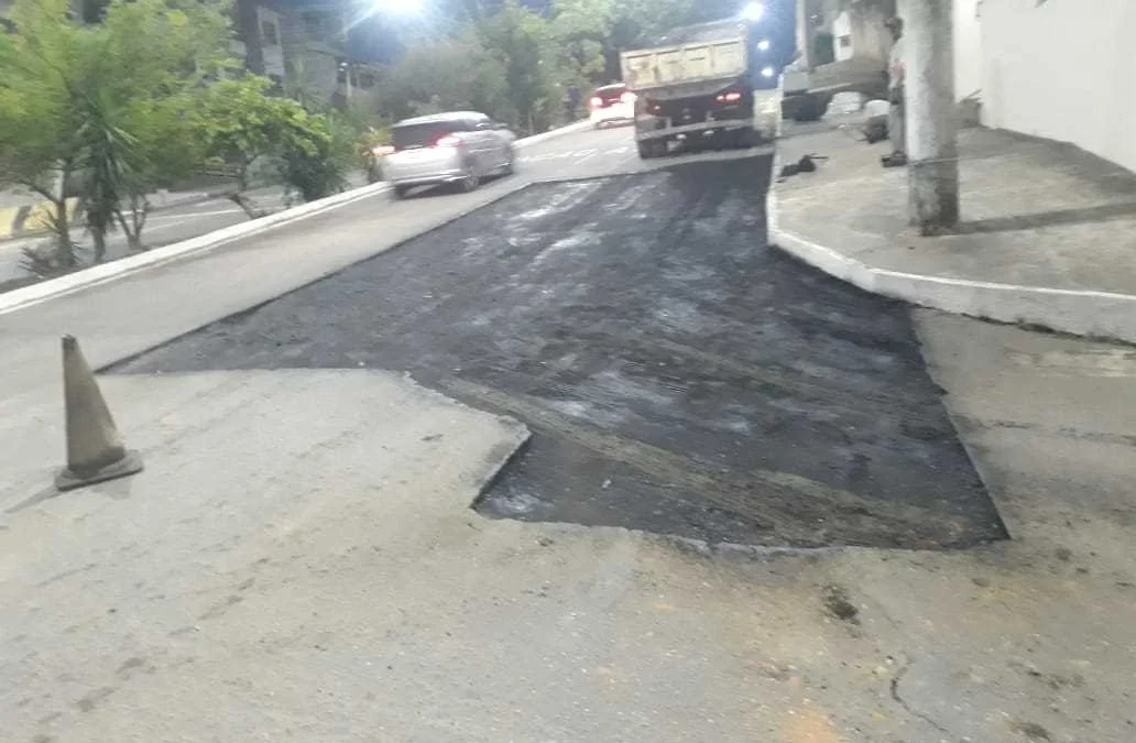 A operação tapa-buraco, nessa avenida, iniciou-se pela praça XV de Novembro, popularmente conhecida como “Praça da Waldinelly”