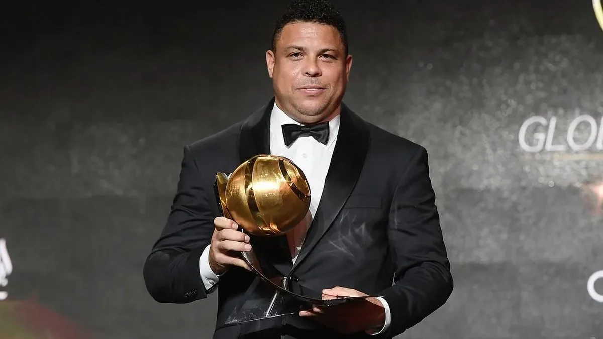 Considerado um dos maiores jogadores de futebol de todos os tempos, Ronaldo se profissionalizou no Cruzeiro, em 1993