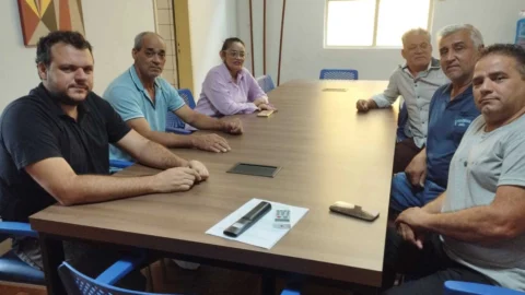Prefeitura de Manhuaçu recebe lideranças e esclarece sobre situação da Rua do Triângulo 2 Prefeitura de Manhuaçu recebe lideranças e esclarece sobre situação da Rua do Triângulo