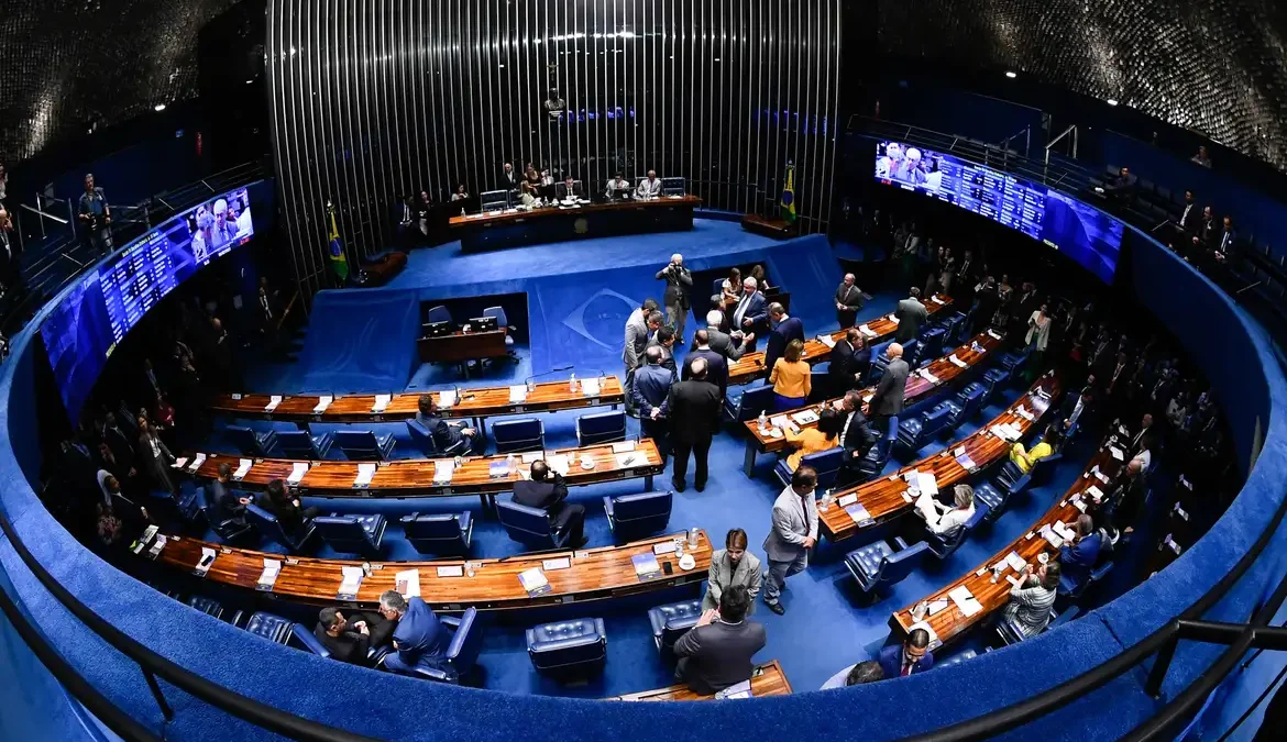 De pai para filho: homens e herdeiros políticos são maioria no Senado 1 O Senado Federal completa 200 anos nesta segunda-feira (25), com predominância de parlamentares homens e herdeiros políticos