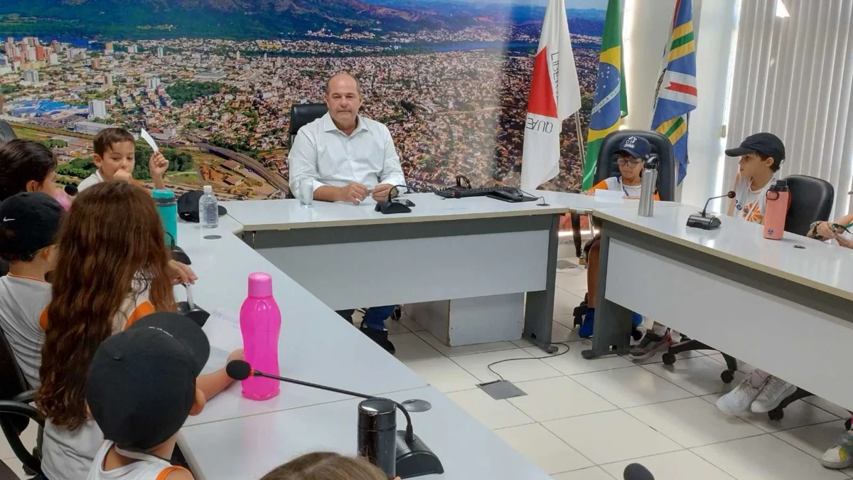 Movidos pela curiosidade e ânsia do saber, 20 alunos da Escola da Gente foram recebidos pelo prefeito André Merlo, na tarde de ontem (19)
