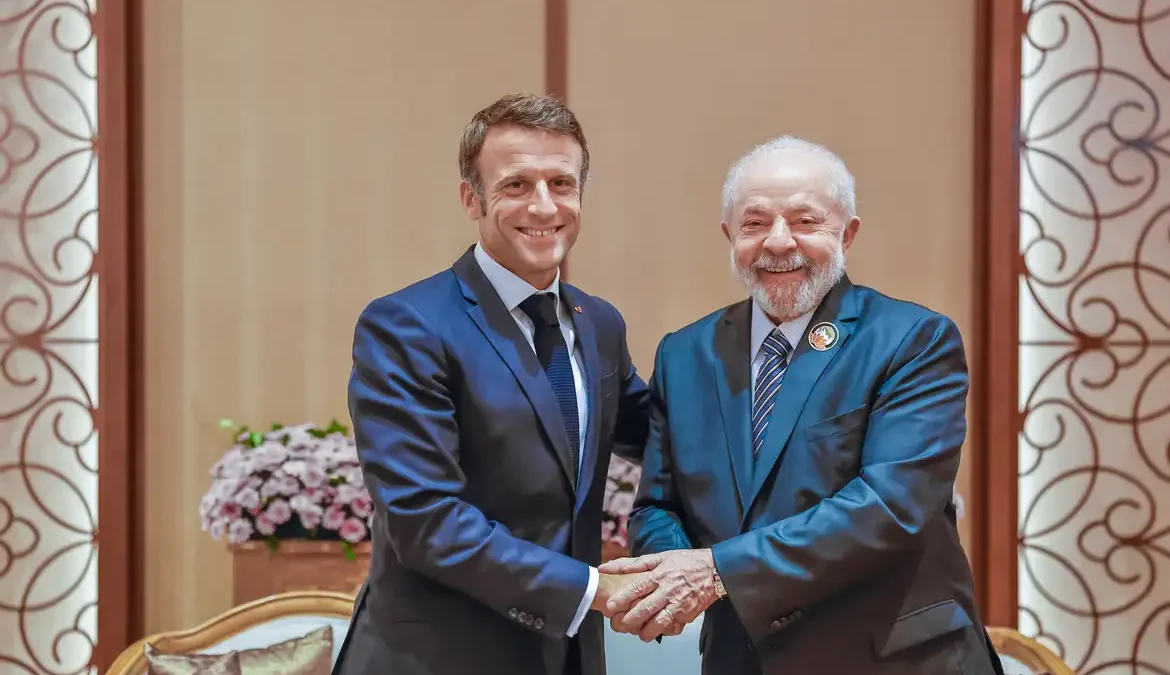 Lula e Macron visitam floresta e conversam com indígenas em Belém 1 Em sua primeira visita oficial ao Brasil, o presidente da França, Emmanuel Macron, desembarca nesta terça-feira (26) em Belém