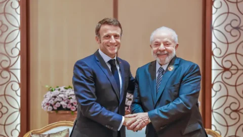 Lula e Macron visitam floresta e conversam com indígenas em Belém