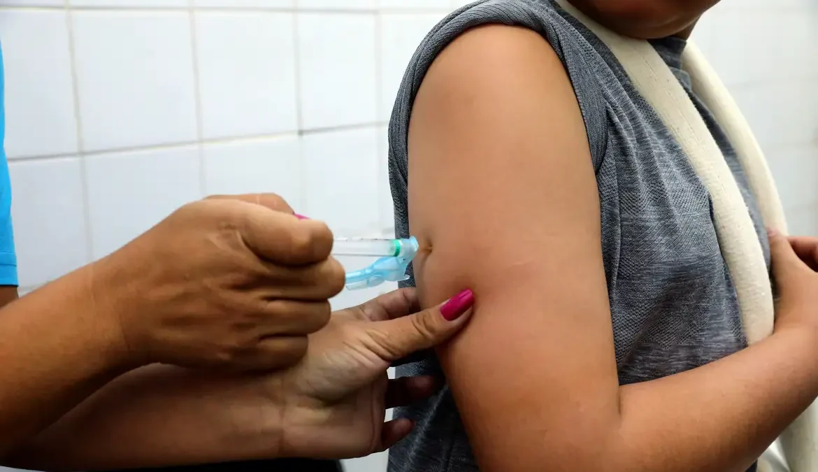 Com 20 mortes, Rio Grande do Sul decreta emergência por dengue 1 Após confirmar 20 mortes por dengue, o governador do Rio Grande do Sul, Eduardo Leite, declarou situação de emergência em saúde pública