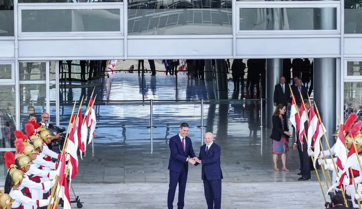 Brasil e Espanha buscam avanço para acordo Mercosul-União Europeia 1 O presidente Luiz Inácio Lula da Silva recebeu, nesta quarta-feira (6), no Palácio do Planalto, o presidente da Espanha, Pedro Sánchez,