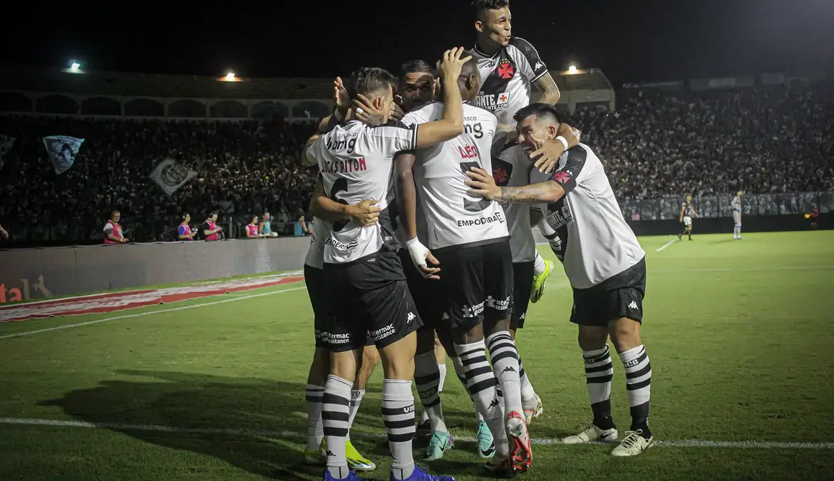 Empurrado por sua torcida, o Vasco derrotou o Água Santa por 4 a 1 na disputa de pênaltis