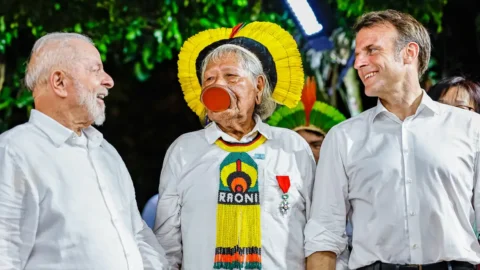 Cacique Raoni recebe honraria de Macron e pede demarcações a Lula 2 Cacique Raoni recebe honraria de Macron e pede demarcações a Lula