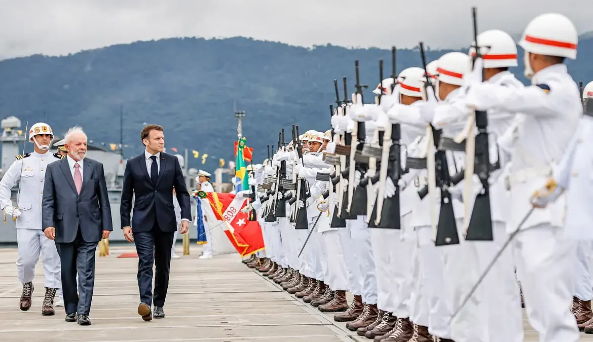 Lula e Macron lançam 3º submarino de parceria entre Brasil e França 1 Já está flutuando e, em breve, submergindo nas águas brasileiras o submarino Toneleiros, o terceiro fruto de uma parceria entre Brasil