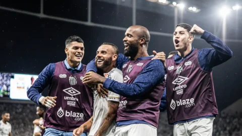 Santos bate Bragantino e chega à final do Campeonato Paulista 1 Santos bate Bragantino e chega à final do Campeonato Paulista
