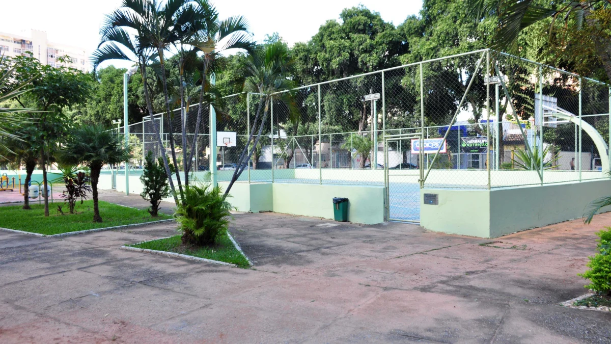 A Praça de Esportes fica na rua Afonso Pena, 2550, Centro. Telefone: 3271.3400