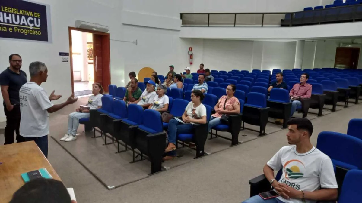 Secretário e diretor vão ao CMDRS destacar trabalho nas estradas rurais 1 Os representantes do executivo municipal foram informar aos conselheiros a cerca do serviço de patrolamento das estradas