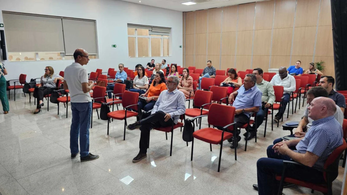 Foi realizada na manhã desta terça-feira (05/03), no Salão do Sicoob, uma reunião com secretários de saúde da microrregião de Manhuaçu