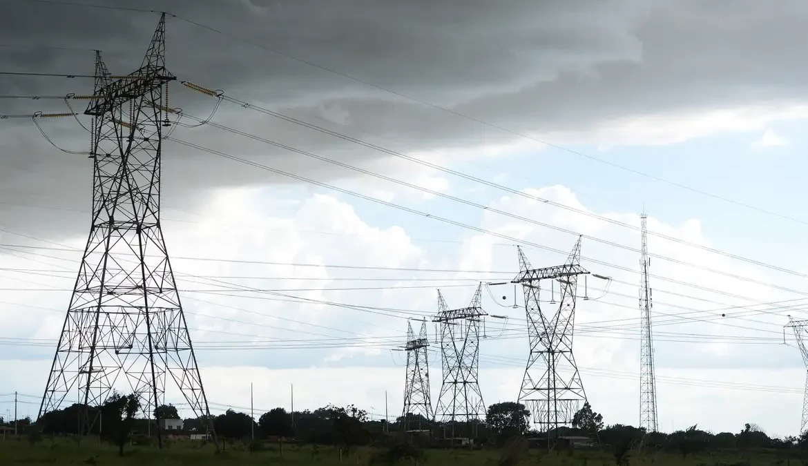 Leilão concede empreendimentos de transmissão de energia em 14 estados 1 Foram concedidos à iniciativa privada 15 lotes de linhas de transmissão em 14 estados