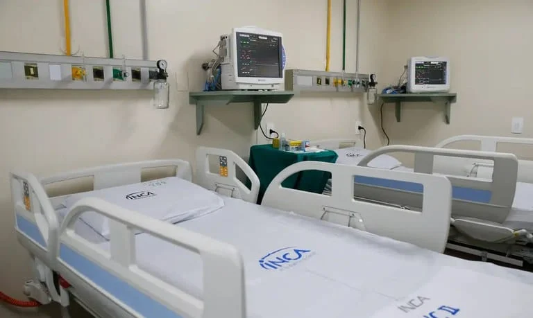 INCA e Fiocruz iniciam parceria para beneficiar pacientes oncológicos do SUS 1 A Estratégia é resultado de acordo de colaboração do Ministério da Saúde (MS) e da Fiocruz com a organização norte-americana sem fins