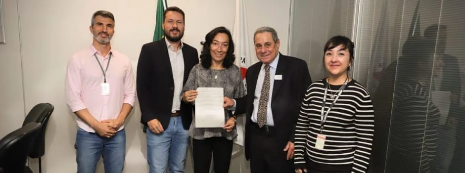 Estado e ABNT assinam protocolo de intenções para parceria na certificação de projetos de carbono 1 O documento foi assinado pela secretária de Estado de Meio Ambiente e Desenvolvimento Sustentável, Marília Melo, o subsecretário de Gestão