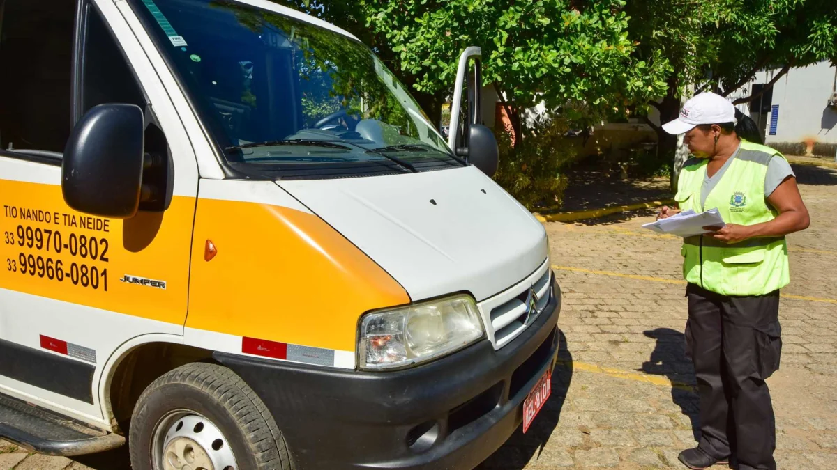 Antes de comparecer à secretaria, os proprietários dos veículos que prestam serviço de transporte escolar a particulares deverão realizar