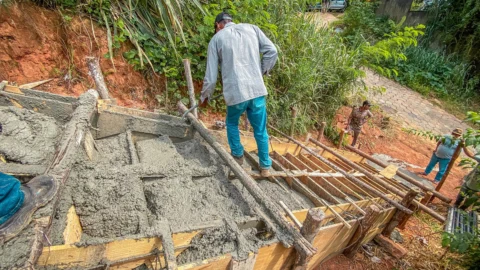 Prefeitura de Ipatinga executa nova escadaria no bairro Bom Jardim