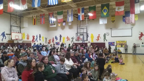 Escola estadunidense promove Feira Cultural unindo povos de várias partes do mundo
