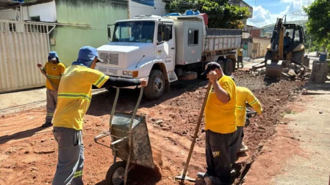 Calçamento da Avenida Dois, do bairro Santa Paula, é recuperado 5 Calçamento da Avenida Dois, do bairro Santa Paula, é recuperado
