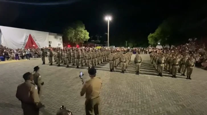 Em cerimônia emocionante, Polícia Militar de Minas Gerais coloca novos policiais a serviço da comunidade 1 A cerimônia aconteceu no pátio da 101ª Companhia de Ensino e Treinamento/8ª Região da Polícia Militar