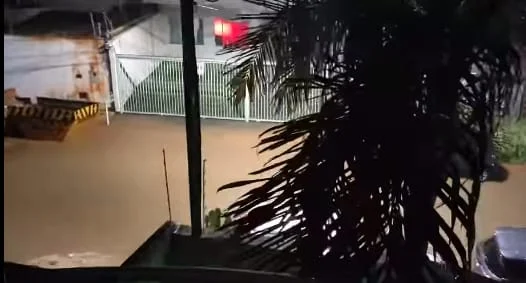 Chuva forte causa estragos em Governador Valadares na noite de segunda-feira 1 Uma chuva de grandes proporções causou muitos estragos em Governador na noite desta segunda-feira