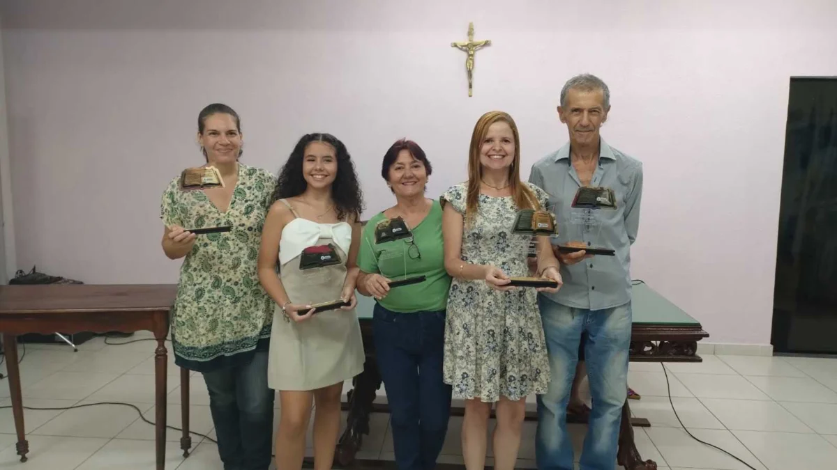 Melhores leitores de 2023 recebem prêmios na AVL 1 A cerimônia aconteceu no salão nobre da Academia Valadarense de Letras (AVL), às 19h