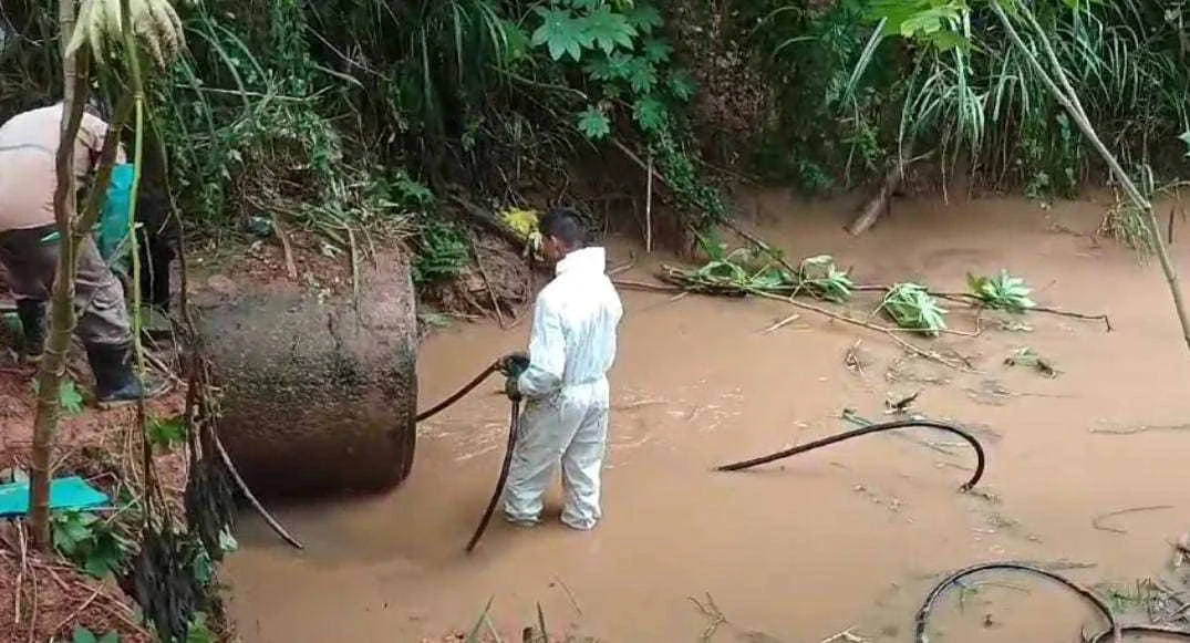 Secretaria de Obras usa equipamento especial para desobstruir rede no Bom Jardim 1 Já nas primeiras horas desta segunda-feira, 25, uma equipe se deslocou para o bairro na tentativa de resolver a situação