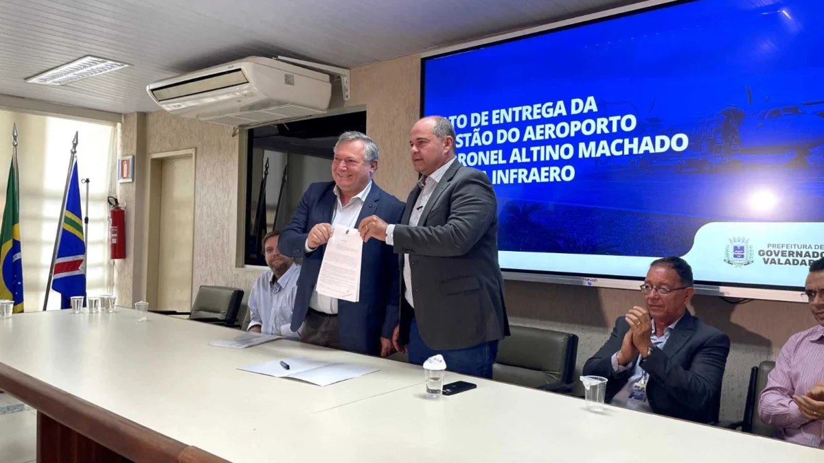 A entrega foi formalizada entre o prefeito André Merlo e o diretor administrativo da Infraero, Aparecido Luiz da Silva