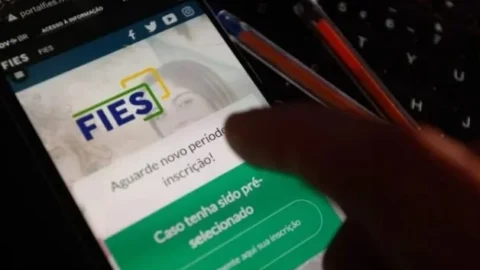 Estudantes pré-selecionados para o Fies 2024.1 já podem concluir inscrição 3 Estudantes pré-selecionados para o Fies 2024.1 já podem concluir inscrição