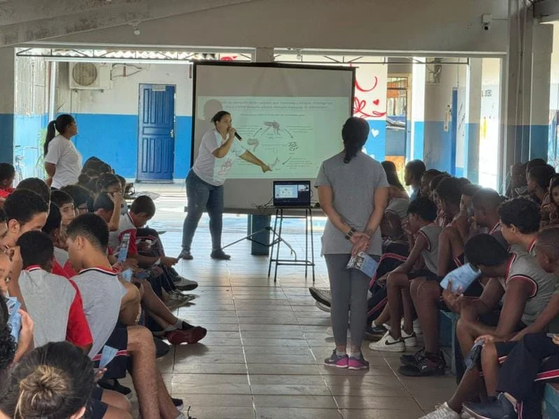 São realizadas ações de promoção á saúde, prevenção de agravos junto aos alunos