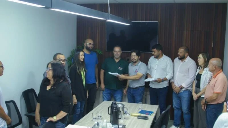 Prefeito de Timóteo entrega oficialmente PL que unifica estatutos e cria o plano de carreiras dos servidores públicos 1 Prefeito entrega PL do Plano de Carreiras e unificação de estatutos