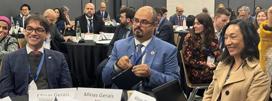 Governo de Minas apresenta, na França, avanços na indústria do aço e concreto para uma economia sustentável 1 O vice-governador Professor Mateus, e a secretária de Estado de Meio Ambiente e Desenvolvimento Sustentável (Semad), Marília Melo