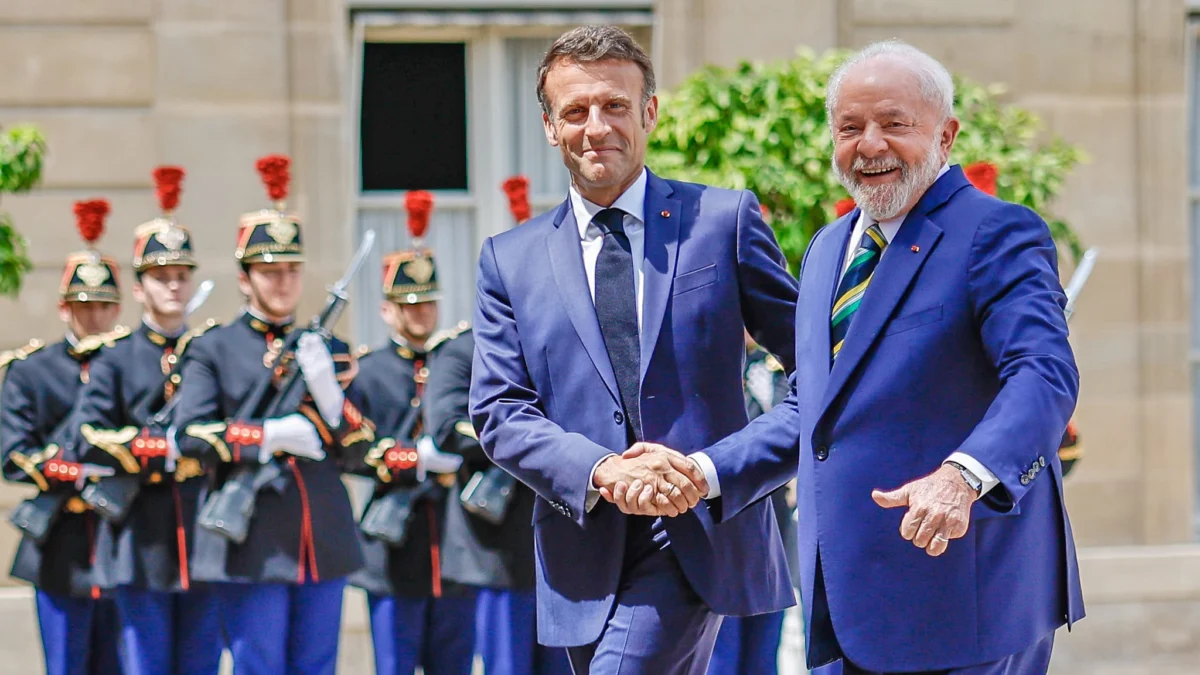 Lula concede a Macron a Ordem Nacional do Cruzeiro do Sul 1 O presidente Luiz Inácio Lula da Silva concedeu a Ordem Nacional do Cruzeiro do Sul ao presidente da França, Emmanuel Macron