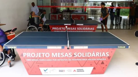 Atletas profissionais testam as primeiras mesas de tênis produzidas no Complexo Penitenciário Nelson Hungria 2 Atletas profissionais testam as primeiras mesas de tênis produzidas no Complexo Penitenciário Nelson Hungria