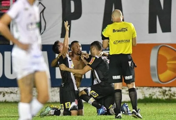 Em jogo muito disputado, Democrata vence o Patrocinense no Mamudão 1 Morotó, sem camisa, marcou o gol da vitória da Pantera. E ganhou, de presente, um cartão amarelo do árbitro do jogo