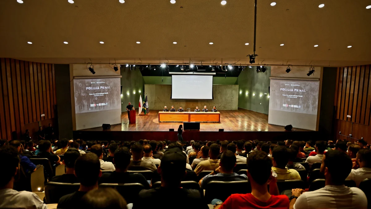 Governo de Minas empossa 1.136 policiais penais nesta semana 1 Aprovados no concurso da Polícia Penal começam a participar de audiência pública de posse, na Cidade Administrativa, em Belo Horizonte