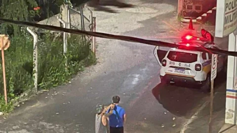 Homem armado mantém prefeito como refém na madrugada de domingo