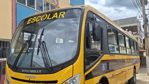 Prefeito Claudinei Clemente recebe mais um ônibus escolar para Mutum