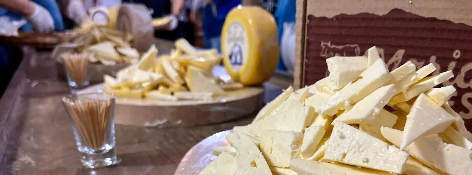 Queijo Minas Artesanal Serro ganha selo que garante comprovação de origem 1 O Queijo Minas Artesanal da região do Serro conquistou o Selo de Indicação Geográfica que garante comprovação de origem