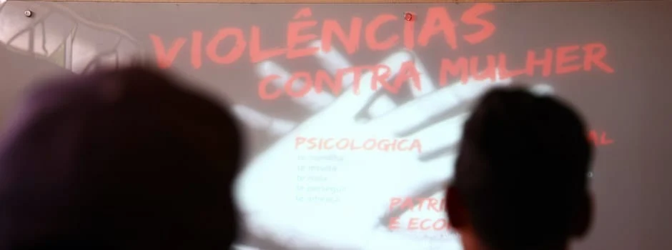 Ação preventiva da Segurança Pública leva discussão de violência doméstica para dentro da sala de aula 1 As palestras que abordam o tema - em quatro dias de atividades na escola estadual - foram elaboradas pelo projeto “É na base! - PMC”