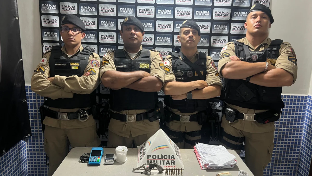 A equipe de policiais militares que atua em Aimorés, com o material apreendido na casa do homem que estava em atitude suspeita