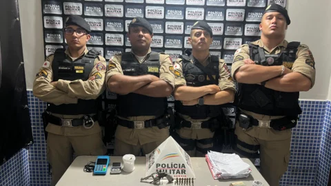 Polícia vê homem em atitude suspeita, faz abordagem e descobre que ele tinha arma, munições e drogas