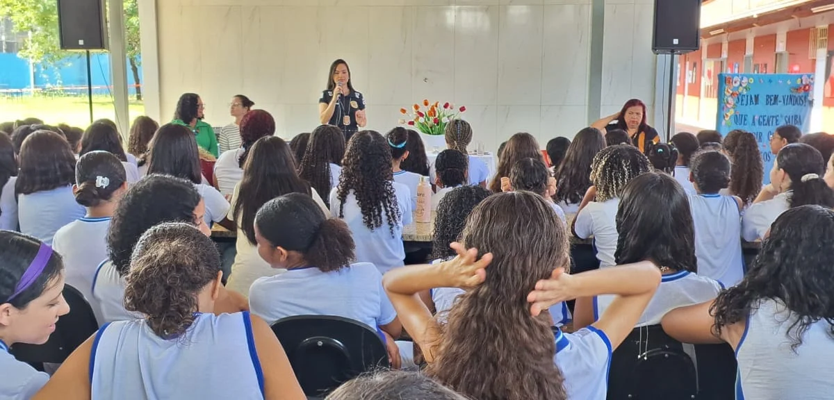 A investigadora da PCMG e conselheira municipal do Direito da Mulher, Flávia Gusmão, falando para as meninas durante o encontro