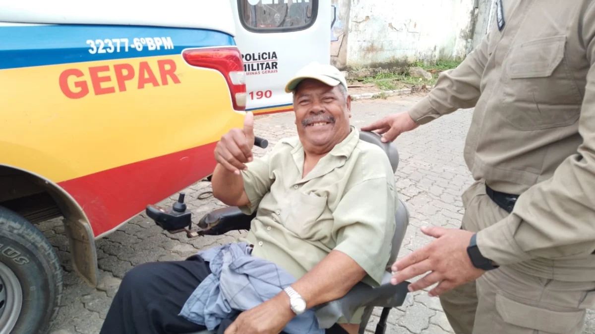 Cadeirante fica "preso" na área central de GV e é socorrido pela Polícia Militar 1 O cadeirante, depois da aflição, sorriu para a câmera, depois de ser salvo pela PM