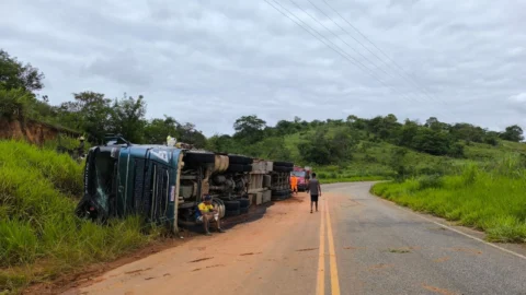 Carreta carregada com quase 100 cabeças de bovinos tomba próximo a Governador Valadares 1 Carreta carregada com quase 100 cabeças de bovinos tomba próximo a Governador Valadares