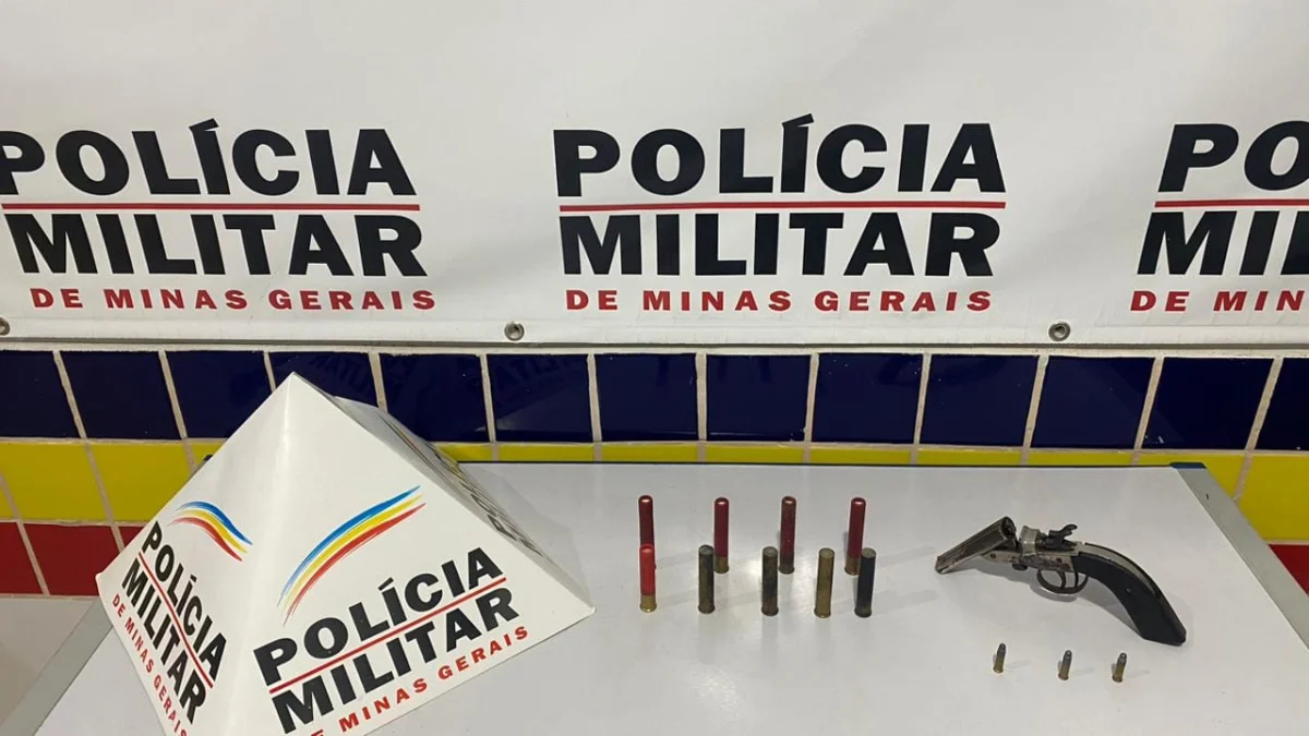 Homem é preso por posse de arma de fogo e ameaça em Itueta 1 A garrucha e as munições que estavam na casa do homem