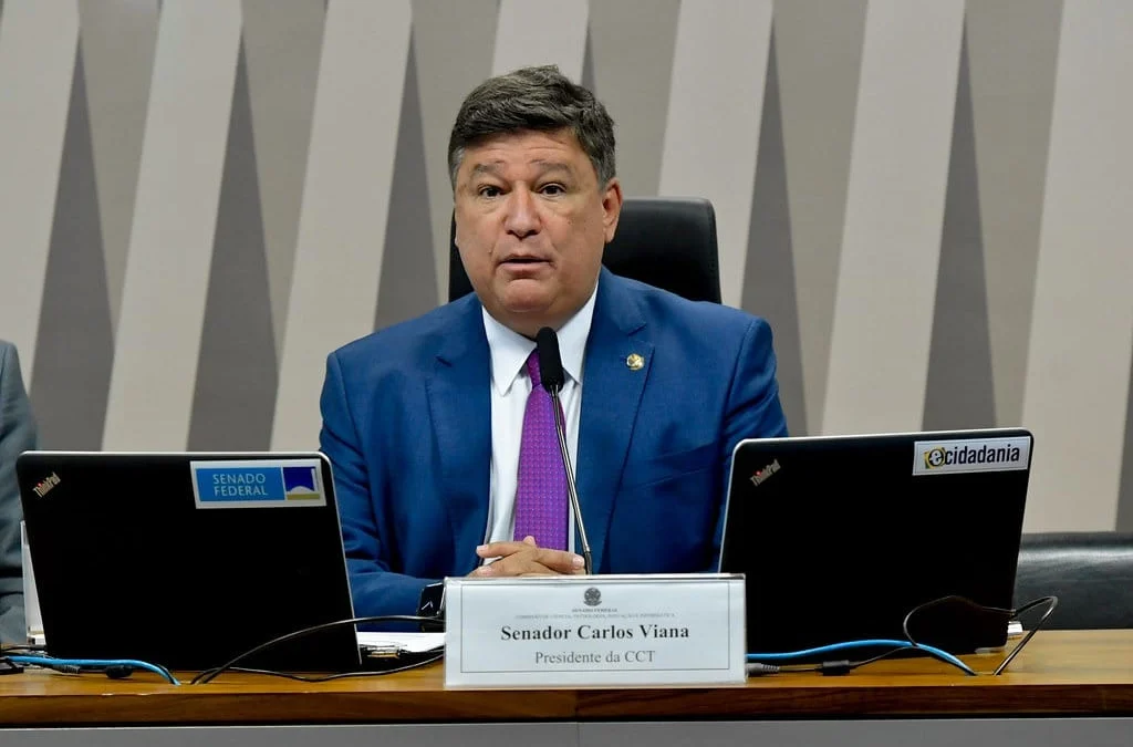 “Autonomia das universidades deve ser respeitada”, diz senador Carlos Viana 1 O Senador Carlos Viana quer acabar com a tradição de lista tríplice