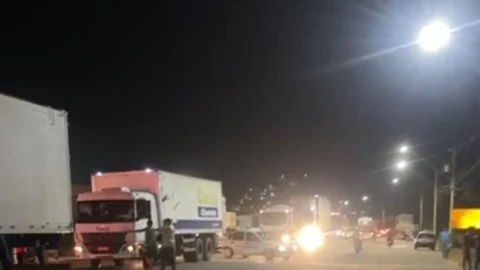 Moradores fecham novamente a BR-116 protestando contra a falta d’água